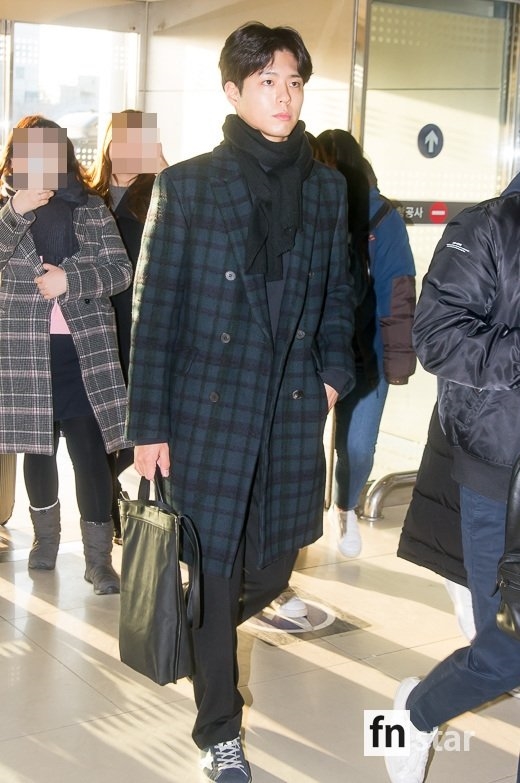 Park Bo Gum đơn giản, già dặn tới sân bay xuất phát đi làm việc