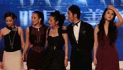 Dương Mịch bị Đường Yên, Lưu Diệc Phi, Cảnh Điềm cô lập trên sân khấu?