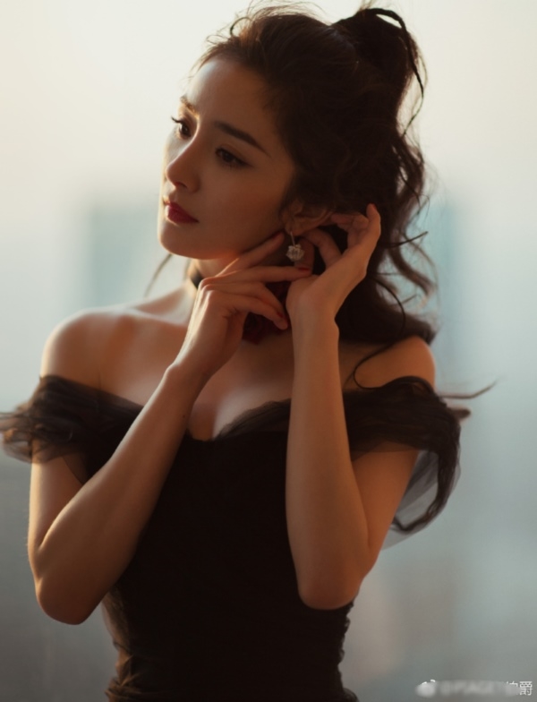Dương Mịch bị Đường Yên, Lưu Diệc Phi, Cảnh Điềm cô lập trên sân khấu?
