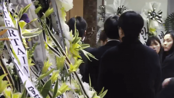 Minho gượng cười, bạn gái cũ Shin Se Kyung lặng lẽ đến viếng Jong Hyun