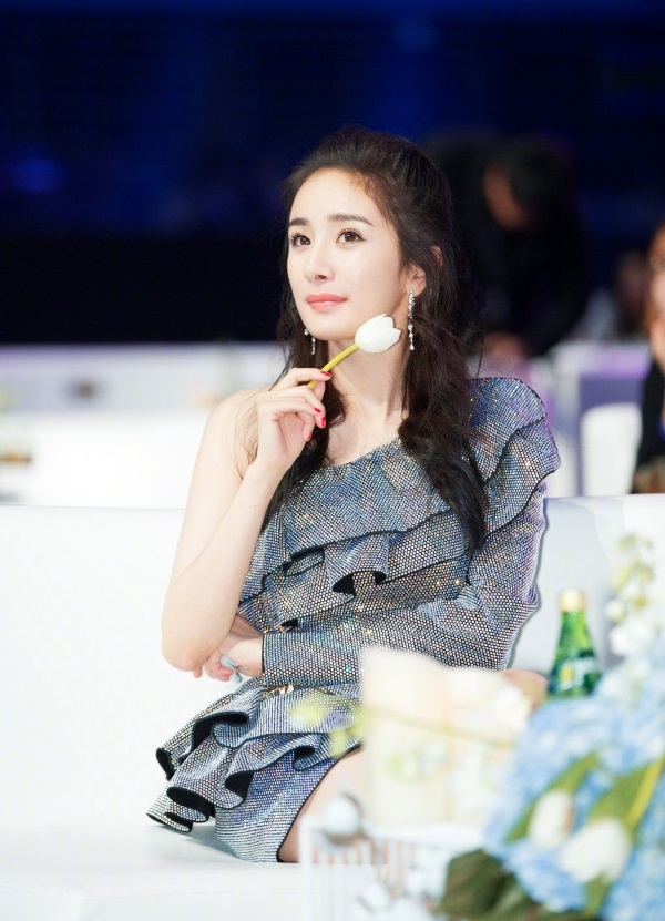 Dương Mịch bị Đường Yên, Lưu Diệc Phi, Cảnh Điềm cô lập trên sân khấu?
