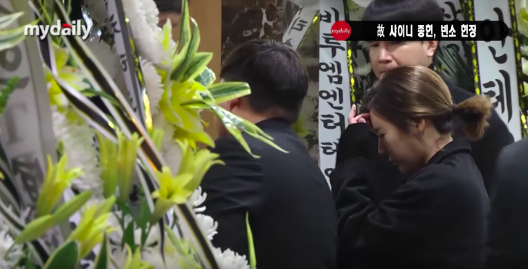 Minho gượng cười, bạn gái cũ Shin Se Kyung lặng lẽ đến viếng Jong Hyun