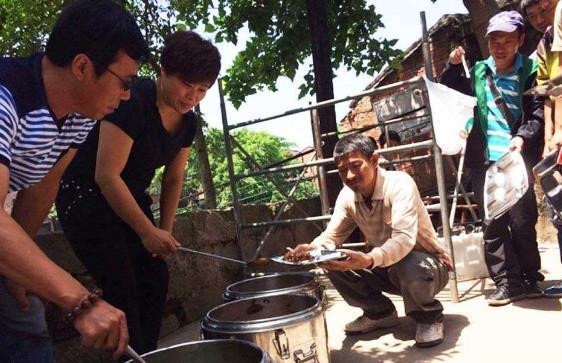Sửng sốt trước những bữa ăn tạm bợ trên phim trường của sao Hoa ngữ
