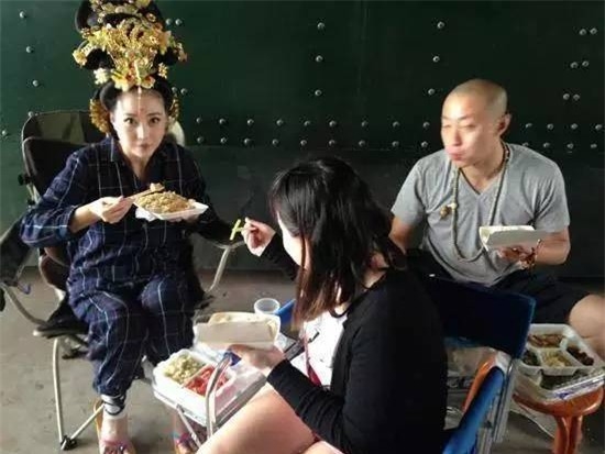 Sửng sốt trước những bữa ăn tạm bợ trên phim trường của sao Hoa ngữ