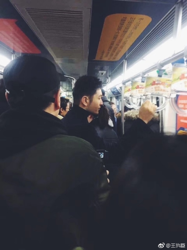 Phì cười vì phản ứng của mọi người vì Huỳnh Hiểu Minh đi tàu điện ngầm