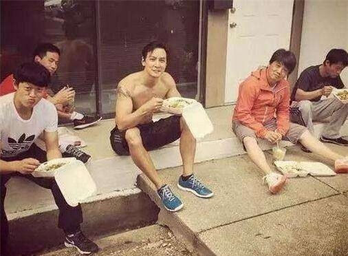 Sửng sốt trước những bữa ăn tạm bợ trên phim trường của sao Hoa ngữ