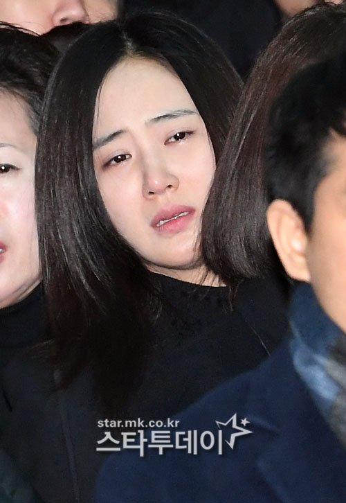4 thành viên SHINee khiêng quan tài, đưa tiễn Jong Hyun về nơi an nghỉ