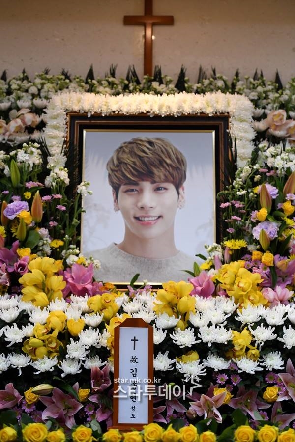 4 thành viên SHINee khiêng quan tài, đưa tiễn Jong Hyun về nơi an nghỉ