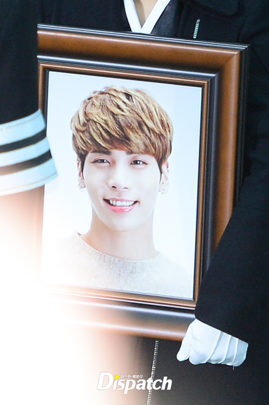 4 thành viên SHINee khiêng quan tài, đưa tiễn Jong Hyun về nơi an nghỉ