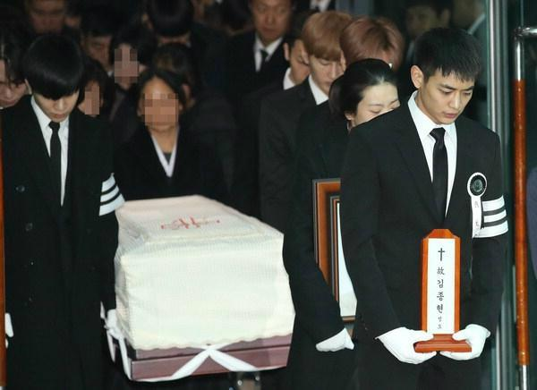 4 thành viên SHINee khiêng quan tài, đưa tiễn Jong Hyun về nơi an nghỉ