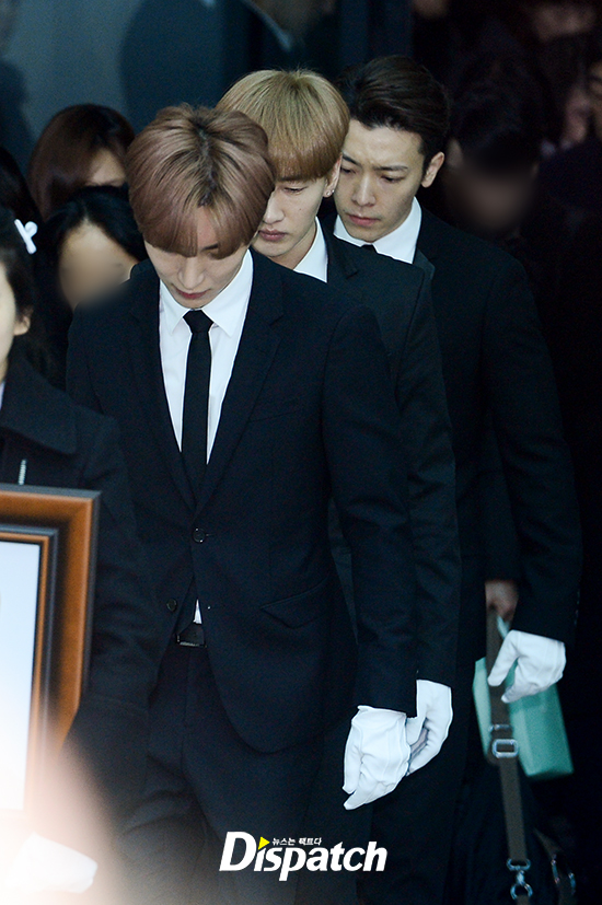 4 thành viên SHINee khiêng quan tài, đưa tiễn Jong Hyun về nơi an nghỉ