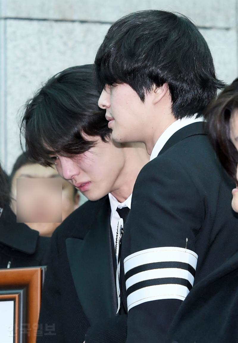 Hình ảnh cảm động trong ngày tiễn Jong Hyun