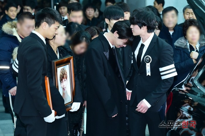 4 thành viên SHINee khiêng quan tài, đưa tiễn Jong Hyun về nơi an nghỉ