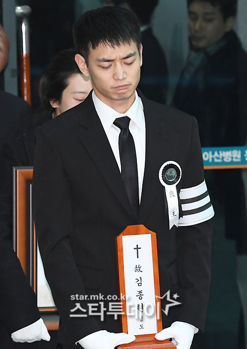4 thành viên SHINee khiêng quan tài, đưa tiễn Jong Hyun về nơi an nghỉ