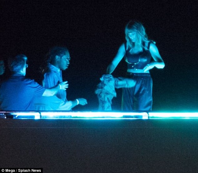 Taylor Swift bất ngờ xuất hiện với vòng một ngồn ngộn đáng ngờ