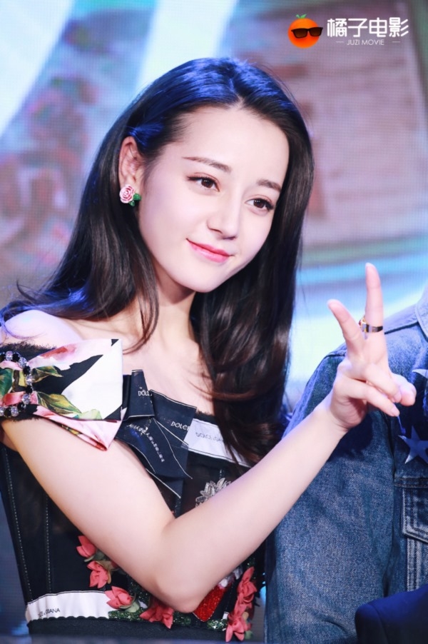Địch Lệ Nhiệt Ba đẹp xuất sắc trong sự kiện họp báo phim mới