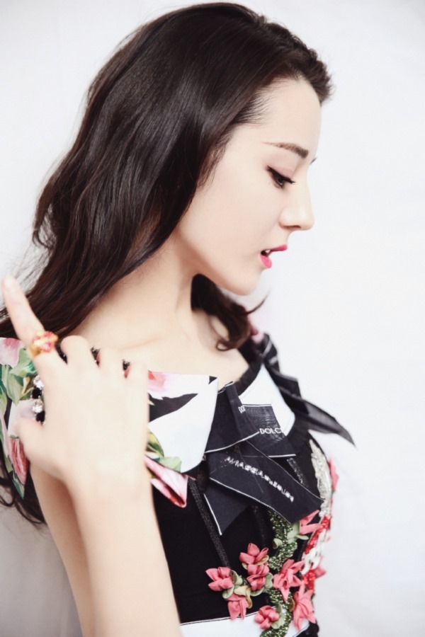 Địch Lệ Nhiệt Ba đẹp xuất sắc trong sự kiện họp báo phim mới