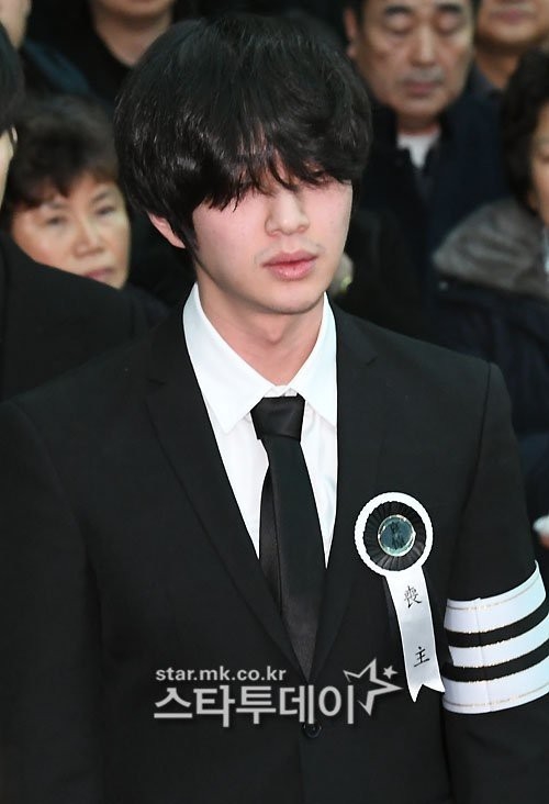 Cư dân mạng bỗng nhiên thể hiện sự lo lắng cho Onew