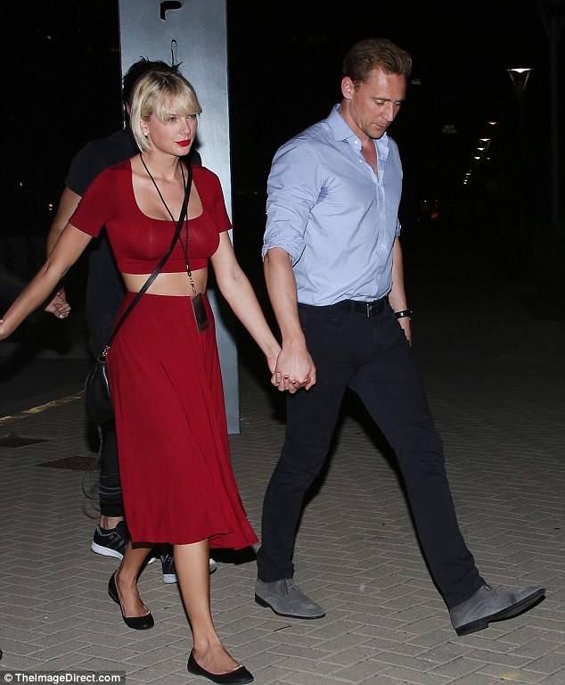 Taylor Swift bất ngờ xuất hiện với vòng một ngồn ngộn đáng ngờ