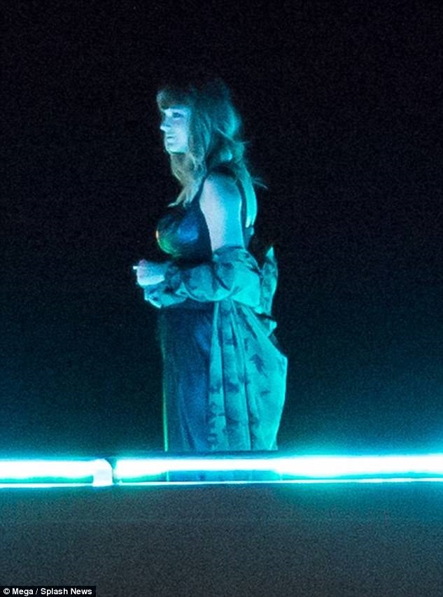 Taylor Swift bất ngờ xuất hiện với vòng một ngồn ngộn đáng ngờ