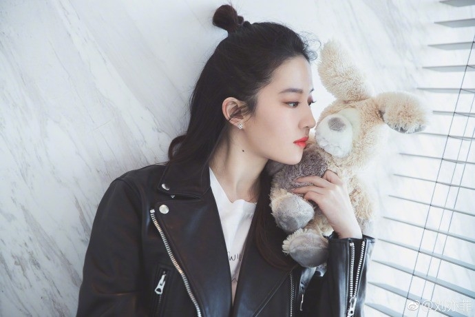 Lưu Diệc Phi xuất hiện tại sự kiện với phong cách đơn giản