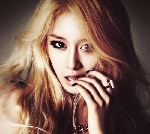 Idol nữ Kpop đẹp như giá Tây khi trang điểm sắc sảo