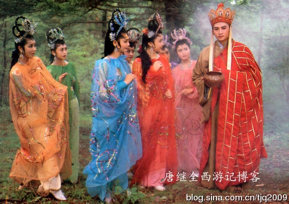 Lục lại mới thấy tuổi thơ của chúng ta đã bị "đầu độc" như thế này