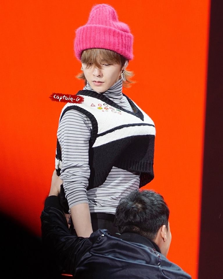 G-Dragon khoe ngực khủng eo thon trong concert tại Nhật Bản