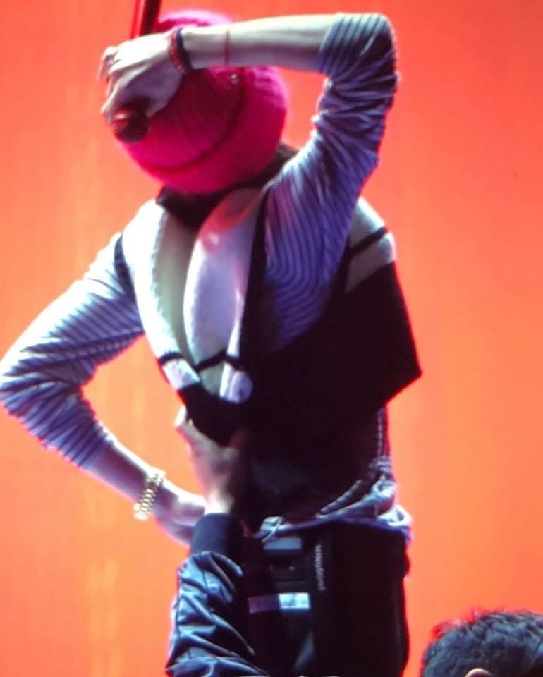 G-Dragon khoe ngực khủng eo thon trong concert tại Nhật Bản