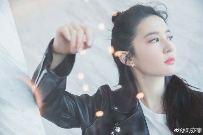 Lưu Diệc Phi xuất hiện tại sự kiện với phong cách đơn giản