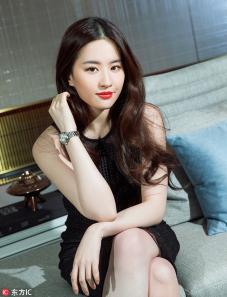 Lưu Diệc Phi xuất hiện tại sự kiện với phong cách đơn giản