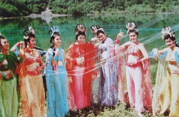 Lục lại mới thấy tuổi thơ của chúng ta đã bị "đầu độc" như thế này