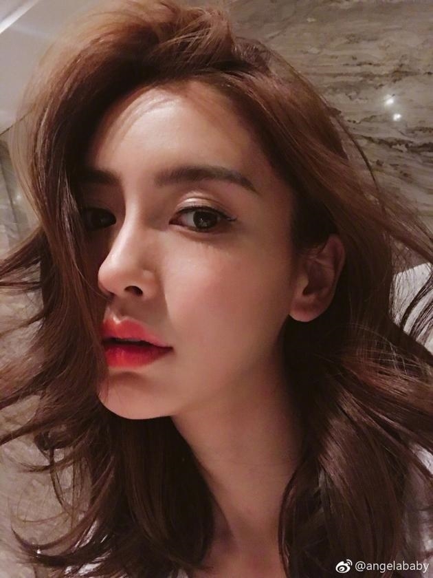 Angela Baby vén áo "khoe cơ bụng" rắn chắc hoàn hảo sau 1 năm sinh em