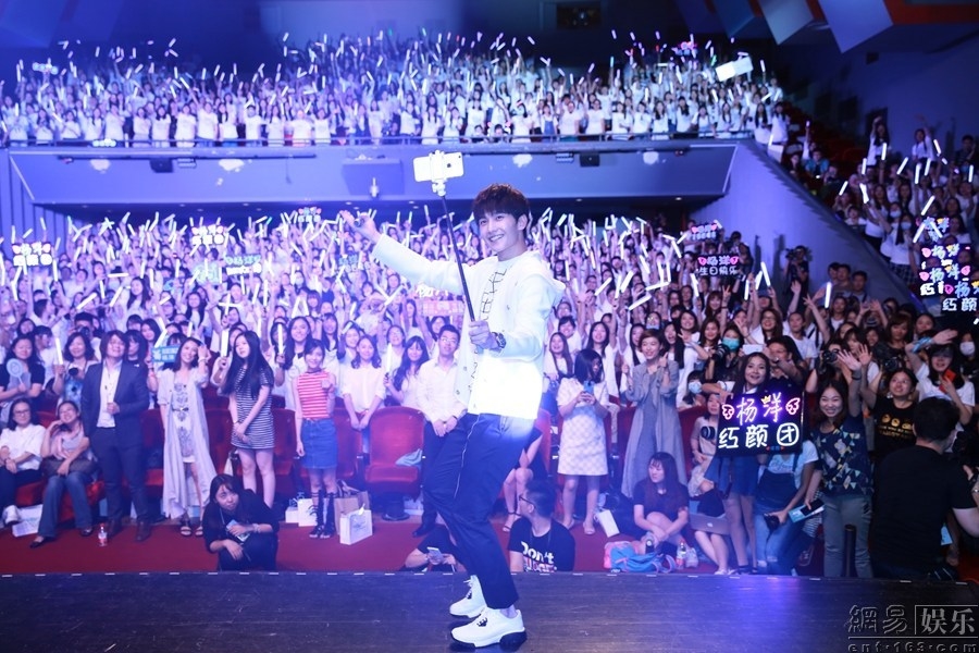 Idols Hoa ngữ và những lần trong vòng vây người hâm mộ