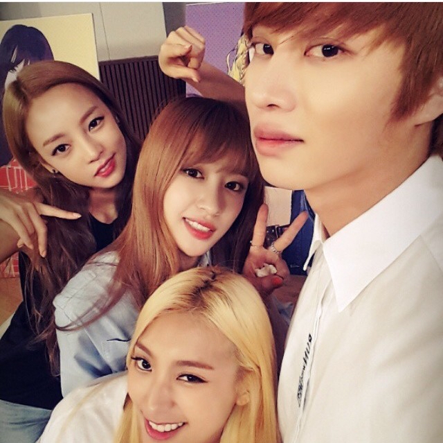 Heechul và hội những cô nàng xinh đẹp trong Kpop