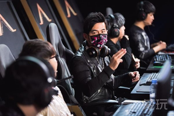 Khi sao Hoa ngữ mê game: Xông pha cả tiệm net để chiến cùng đồng đội