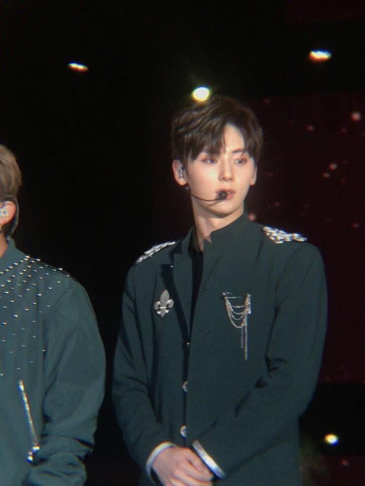 Đẳng cấp nhan sắc của loạt idol Kpop không cần chỉnh ảnh vẫn đẹp như tiên Bạn có đoán được loạt thần tượng nào sẽ có tên trong danh sách này không? Đảm bảo bạn sẽ ngất vì ngoại hình hoàn hảo bất chấp ảnh chất lượng thấp của họ đấy. Cùng điểm qua một vài thần tượng có sức mạnh tỏa sáng trong mọi khung hình dù chưa được chỉnh sửa dù chỉ chút ít. Thông thường những bức ảnh của idol Kpop sẽ được các fansite chỉnh sửa cẩn thận rồi mới chính thức công bố. Chính vì sự có tâm của fan mà thần tượng lúc nào trông cũng hoàn hảo không tì vết. Vì vậy muốn biết một người có thực sự đẹp hay không, chắc chắn phải xem qua loạt ảnh chưa chỉnh sửa của họ. Và dưới đây là loạt nghệ sĩ có nhan sắc “đẹp thật” khiến cư dân mạng điêu đứng: