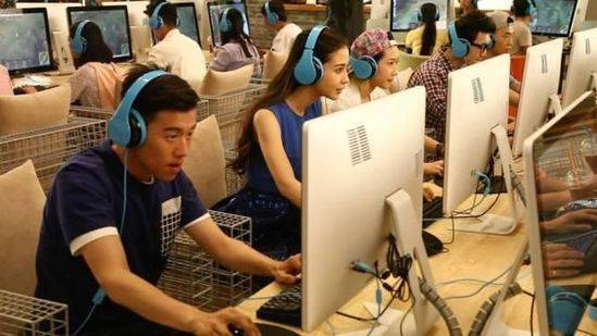 Khi sao Hoa ngữ mê game: Xông pha cả tiệm net để chiến cùng đồng đội