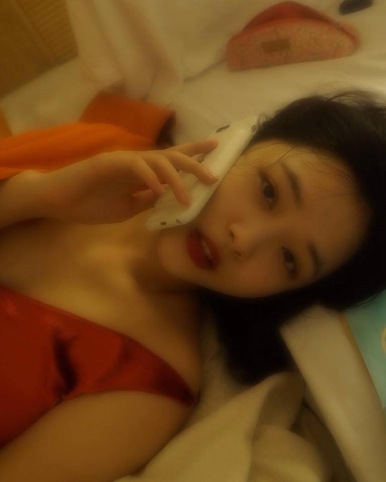 Sulli vẫn đăng ảnh giường chiếu khi cả nhà SM buồn bã