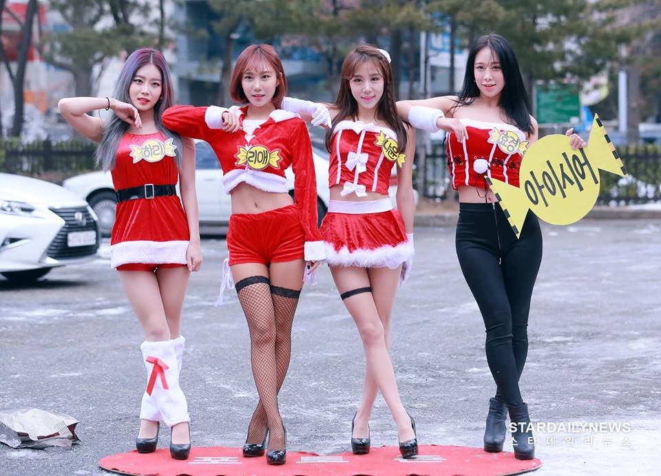 Xót xa phận idol nữ vô danh phải ăn mặc thiếu vải trong thời tiết 0 độ