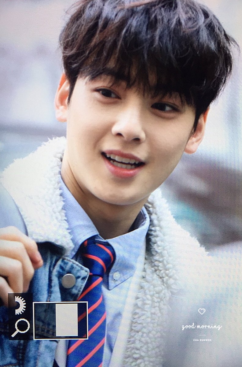 Đẳng cấp nhan sắc của loạt idol Kpop không cần chỉnh ảnh vẫn đẹp như tiên Bạn có đoán được loạt thần tượng nào sẽ có tên trong danh sách này không? Đảm bảo bạn sẽ ngất vì ngoại hình hoàn hảo bất chấp ảnh chất lượng thấp của họ đấy. Cùng điểm qua một vài thần tượng có sức mạnh tỏa sáng trong mọi khung hình dù chưa được chỉnh sửa dù chỉ chút ít. Thông thường những bức ảnh của idol Kpop sẽ được các fansite chỉnh sửa cẩn thận rồi mới chính thức công bố. Chính vì sự có tâm của fan mà thần tượng lúc nào trông cũng hoàn hảo không tì vết. Vì vậy muốn biết một người có thực sự đẹp hay không, chắc chắn phải xem qua loạt ảnh chưa chỉnh sửa của họ. Và dưới đây là loạt nghệ sĩ có nhan sắc “đẹp thật” khiến cư dân mạng điêu đứng: