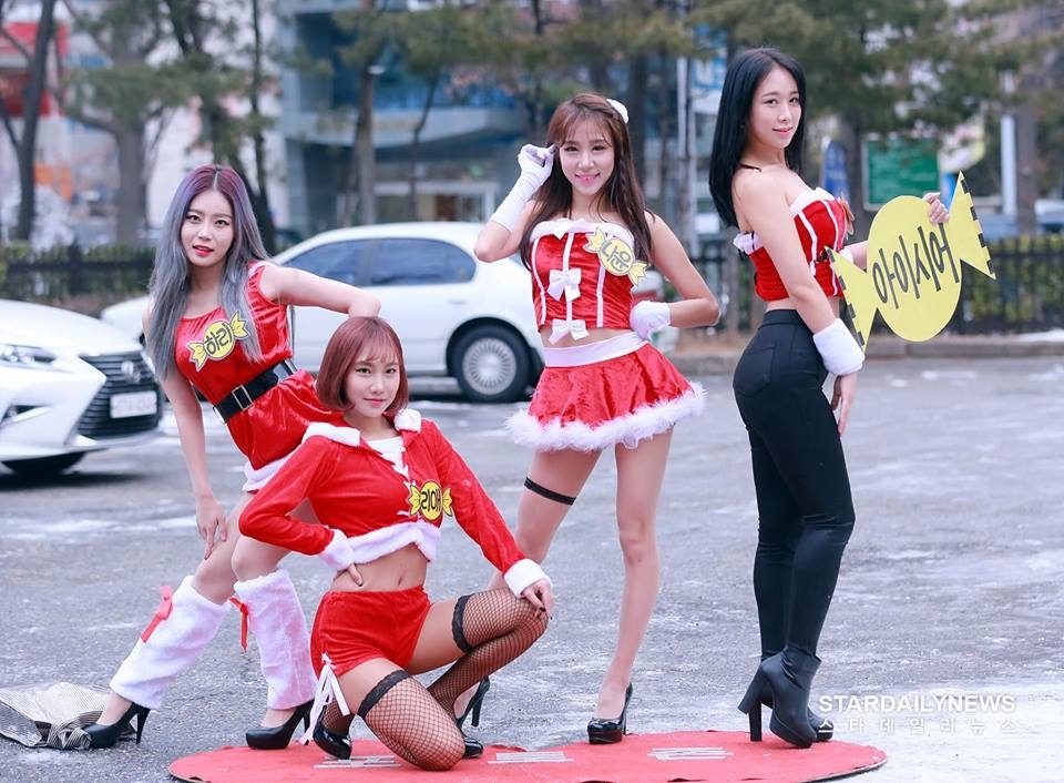Xót xa phận idol nữ vô danh phải ăn mặc thiếu vải trong thời tiết 0 độ