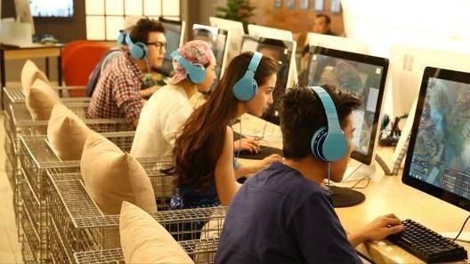 Khi sao Hoa ngữ mê game: Xông pha cả tiệm net để chiến cùng đồng đội