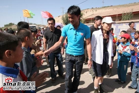Những ngôi sao chăm chỉ làm từ thiện nhất showbiz Hoa ngữ