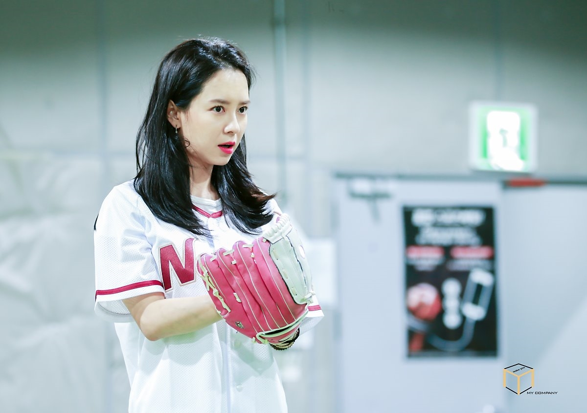 Song Ji Hyo tung ảnh bóng chày khiến fan “chao đảo”
