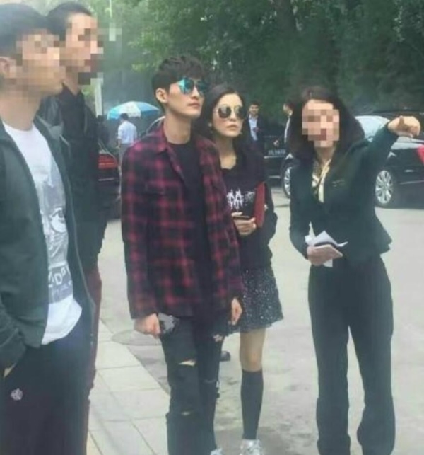 Trương Hàn vui vẻ bên gái lạ sau khi chia tay Cổ Lực Na Trát