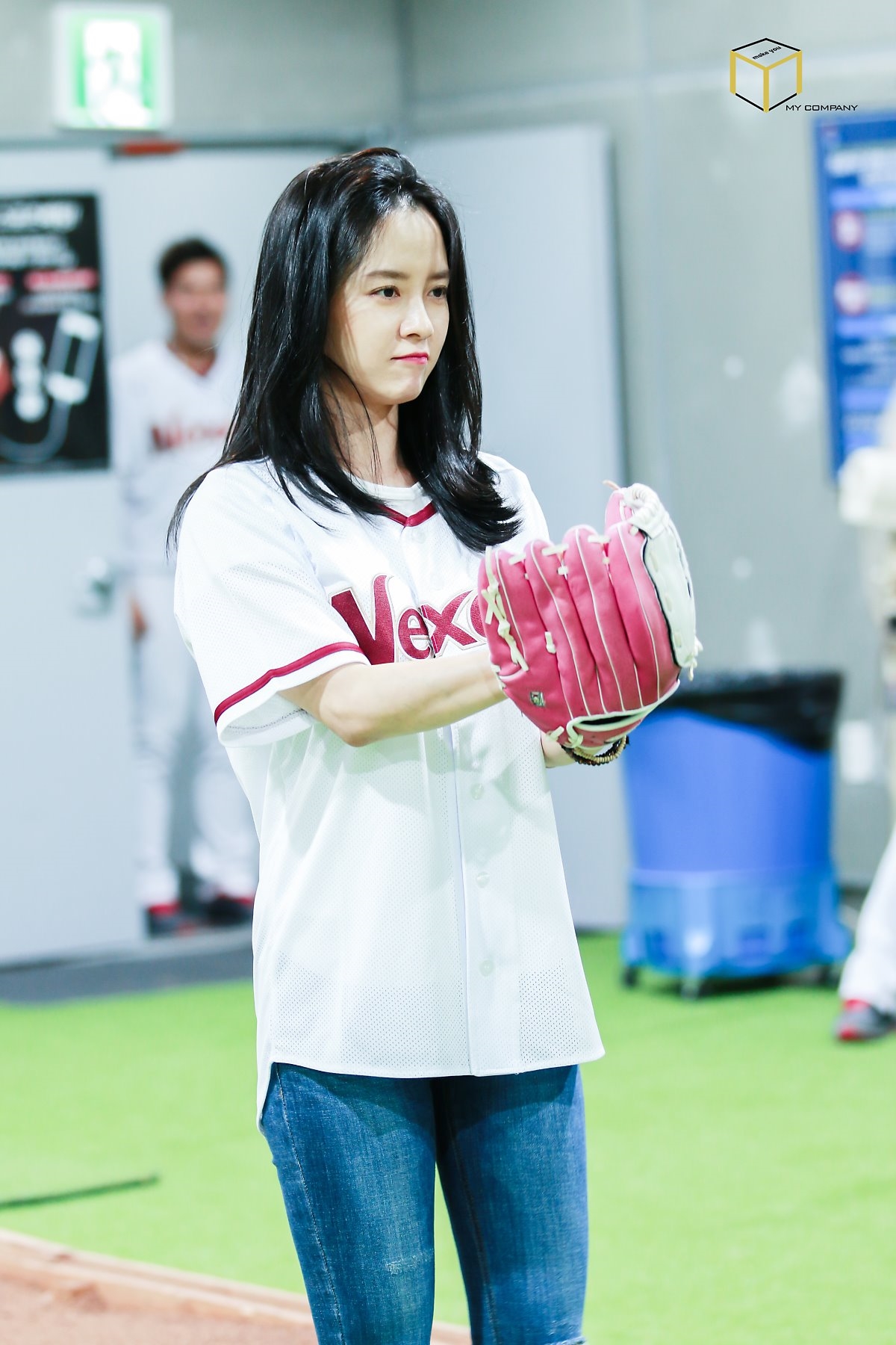 Song Ji Hyo tung ảnh bóng chày khiến fan “chao đảo”