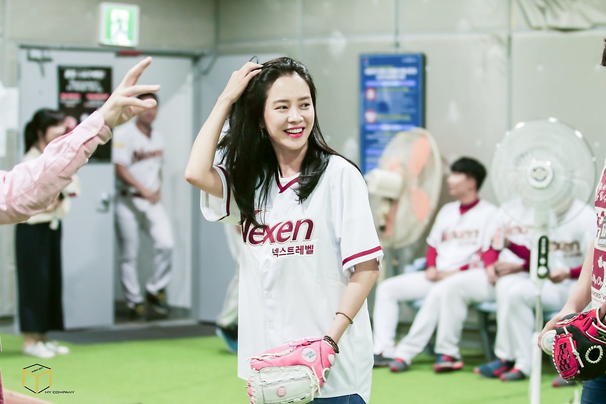 Song Ji Hyo tung ảnh bóng chày khiến fan “chao đảo”