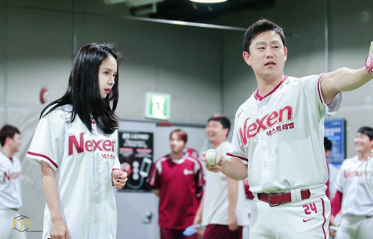 Song Ji Hyo tung ảnh bóng chày khiến fan “chao đảo”