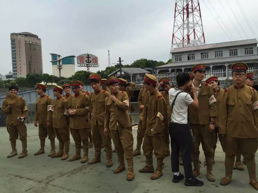 10 phần xương máu, 3 phần lương còm của diễn viên quần chúng
